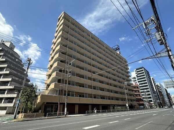 京浜急行本線「青物横丁」駅徒歩2分で通勤やお出かけに便利なロケーション。地上12階建の3階部分。