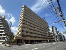 京浜急行本線「青物横丁」駅徒歩2分で通勤やお出かけに便利なロケーション。地上12階建の3階部分。