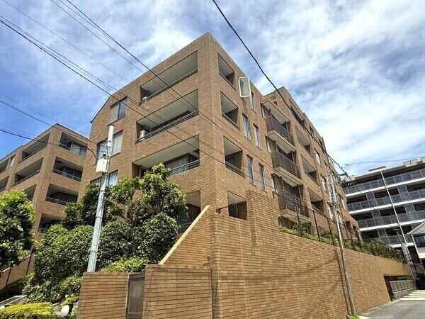 東急大井町線「上野毛」駅へ徒歩8分の便利な立地。東急田園都市線「二子玉川」駅も徒歩12分で利用可能。