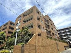 東急大井町線「上野毛」駅へ徒歩8分の便利な立地。東急田園都市線「二子玉川」駅も徒歩12分で利用可能。