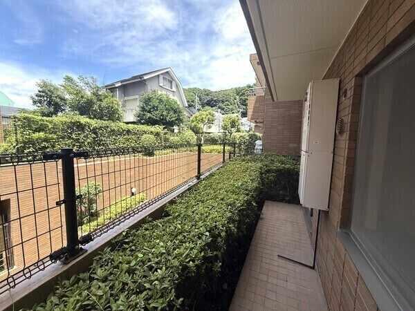 北西側にもテラスが備わり、青空や植栽の緑が暮らしに彩りを添えます。光と風の通る心地良い住まいです。