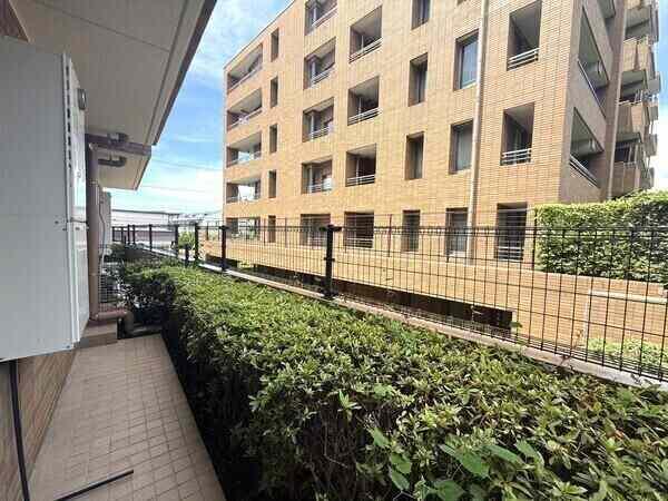 1階住戸ながら、前面道路より高い位置にあり、通行人の視線は気になりにくく、寛ぎの時間が過ごせます。