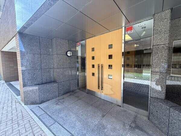 住友不動産分譲、清水建設施工。地上5階建、総戸数は15戸。共用部は管理が行き届き整然としています。