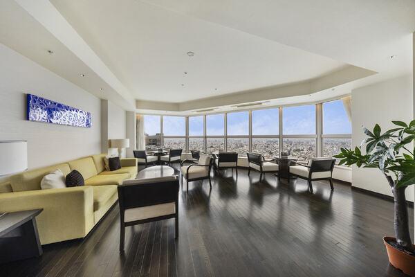 44階：ビューラウンジ＆バー／コース料理や、お飲み物をお楽しみいただけます