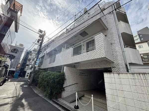 東急田園都市線「三軒茶屋」駅徒歩3分。2025年10月にリフォームが実施された、最上階角住戸です。