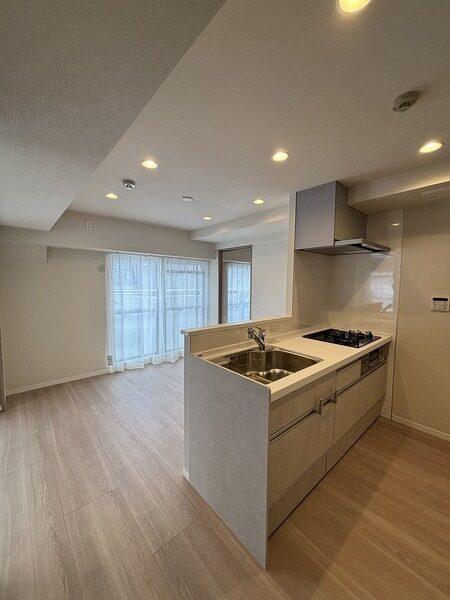 約9.2帖のDK。全居室がバルコニーに面し、採光面積が広く、暖かな陽光と開放感を感じる空間です。