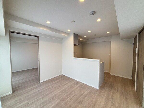 DKが住戸の中央に配され、ご家族とのコミュニケーションが生まれやすく、動線に配慮された間取りです。