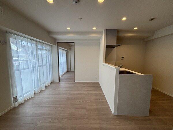 西・南側に跨る引き回しバルコニーが設けられています。通風・眺望に恵まれ、開放的な角住戸です。