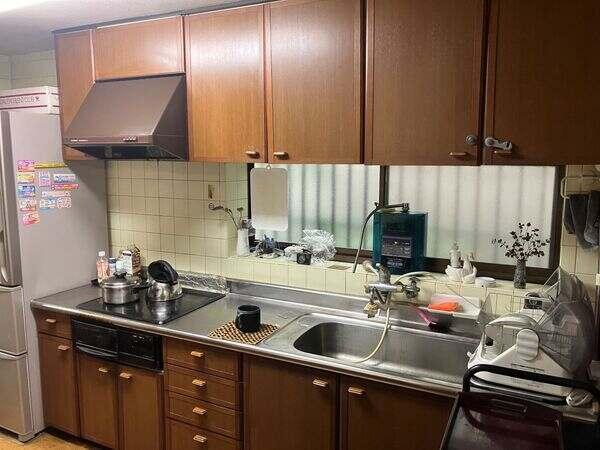 明るい小窓付きシステムキッチン