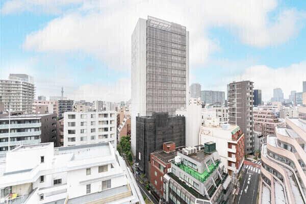 高層マンションやビルが建ち並ぶ都会的な街並み。生活利便施設が徒歩圏内の、暮らしに便利な住環境です。
