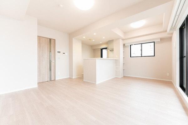 2面採光が確保され、陽当り・通風良好。LD部分に床暖房が備わっており、寒い季節でも快適に過ごせます。