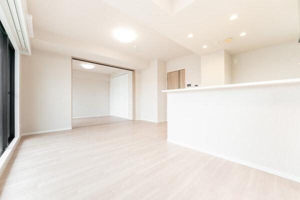 洋室と引き戸でつながっています。開放して一体化することで、広々とした空間で寛ぐことができます。