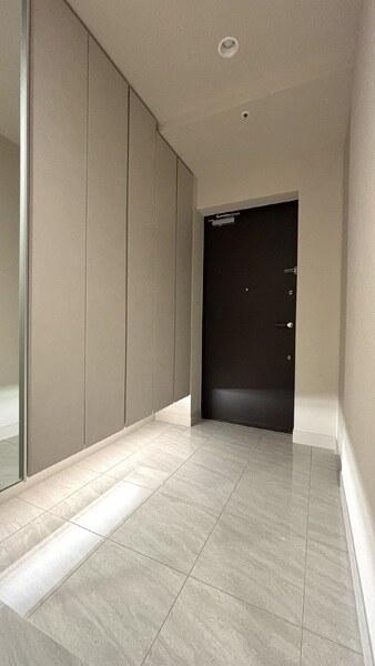 靴のみならず、ベビーカーやスポーツ用品の保管も可能な広々とした玄関です。