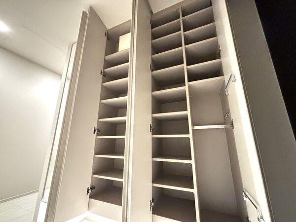 大容量のシューズインクローゼットです。扉の1つを売主様のオプションで全身鏡へ変更いただいています。