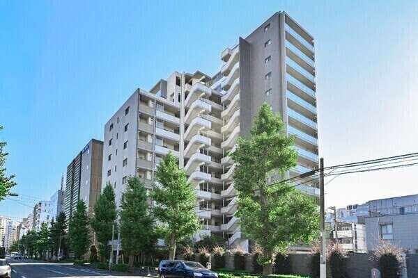 三菱地所・藤和不動産分譲、地上14階建・7階部分住戸。3線3駅が利用でき、利便性の高い立地です。