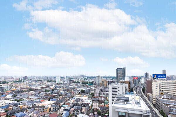 開放的な眺望とともに、光と風の恩恵を得られる17階住戸。晴れた日はバルコニーから青空を楽しめます。