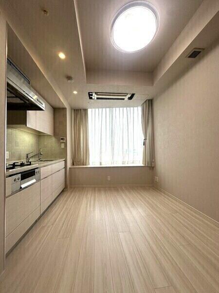 陽当り・通風良好な南西向きのLDK。LD部分は床暖房が敷設されており、寒い季節も快適に過ごせます。