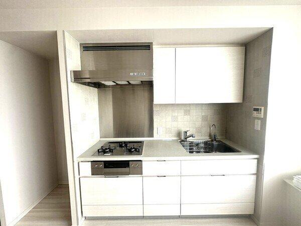 ディスポーザー搭載。人工大理石カウンター、ガラストップコンロ、静音ワイドシンクが採用されています。