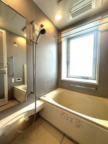 ゆとりあるオーバル浴槽採用、窓が備わる浴室。フルオートバス・浴室乾燥機搭載で、快適に入浴できます。