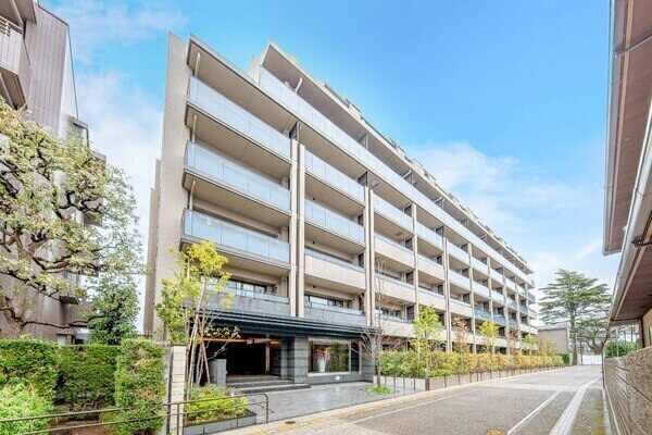 2021年12月築、三菱地所レジデンス分譲の「ザ・パークハウス」シリーズ。地上7階建マンションです。