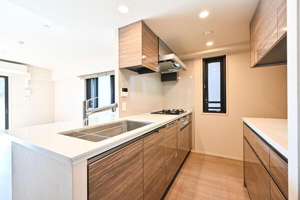 約3.3帖の対面式キッチンです。家事の負担を軽減する食器洗乾燥機、ディスポーザーが備わっています。