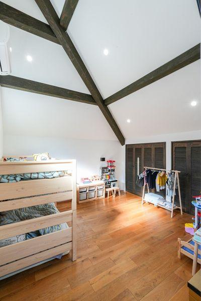 2階洋室約10.6帖※家具備品等は価格に含まれません