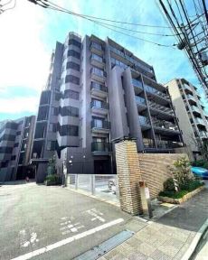 2014年9月築のRC造・地上10階建。「根津」駅徒歩4分、南側は上野動物園の敷地に面しています。