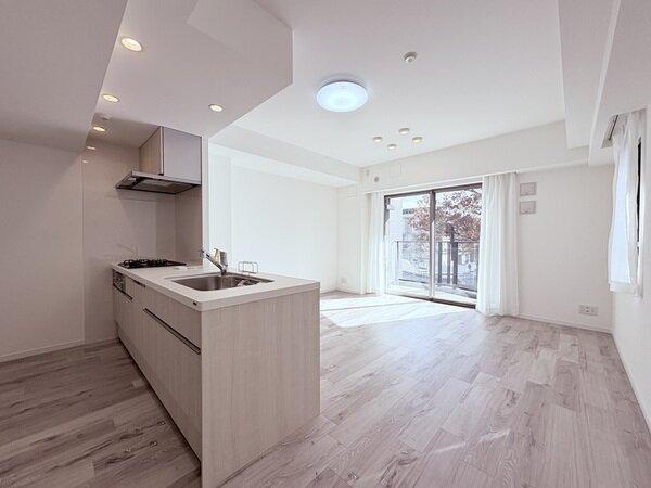 LDK約15.2帖。南・西角住戸のため、陽当り・通風良好です。掃出し窓からバルコニーに出入り可能。