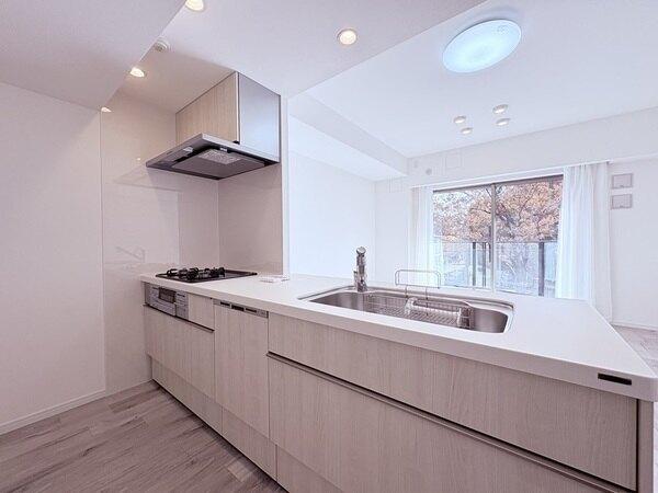 ご家族とお話しをしながらお料理ができる対面式キッチンです。家事の時短が叶う食器洗乾燥機付きです。