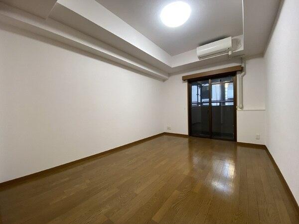 洋室約8.4帖。正方形に近い間取りでデッドスペースがなく、開放的な空間となっています。