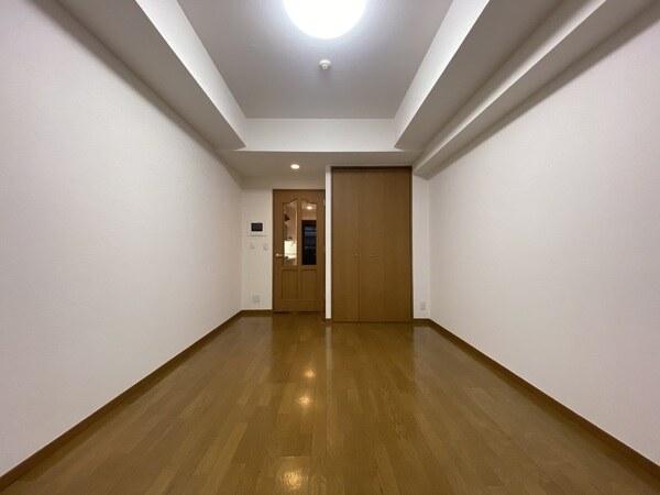 洋室約8.4帖。天井高は最大2500mm以上、折天井で開放的な室内。