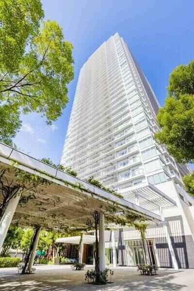 つくばエクスプレス「浅草」駅徒歩3分他。免震構造が採用された、37階建タワーマンションです。