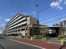 地上7階建の4階部分に所在、南西・南東向きの角住戸です。全居室に開口部があり、陽当り・通風良好です。