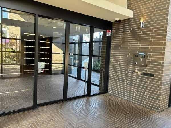 モニタ付きインターホンやダブルオートロック機能により、セキュリティ面に配慮されたマンションです。
