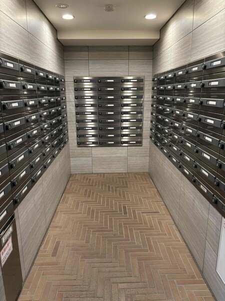 宅配ボックスがあり、不在時も荷物の受取が可能。忙しい毎日の暮らしを快適にする、便利な共用設備です。