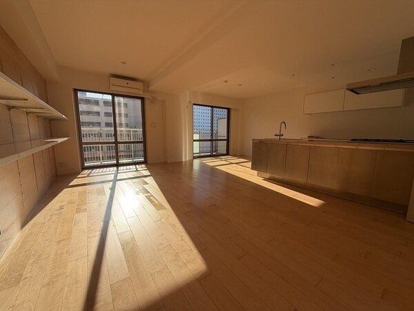 暖かな光に満たされる南西向き住戸。約20帖のLDKはバルコニーに面し、明るく開放的な空間です。