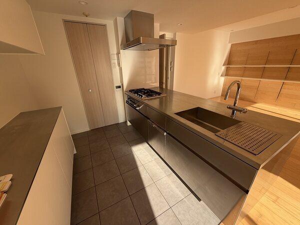 上部に吊戸棚がなく開放的なキッチンスペース。調理中もご家族やゲストとの会話を楽しめる対面式です。