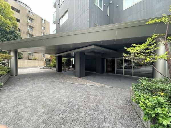 エントランス前には荷物の積み下ろしのできる車寄せがございます。