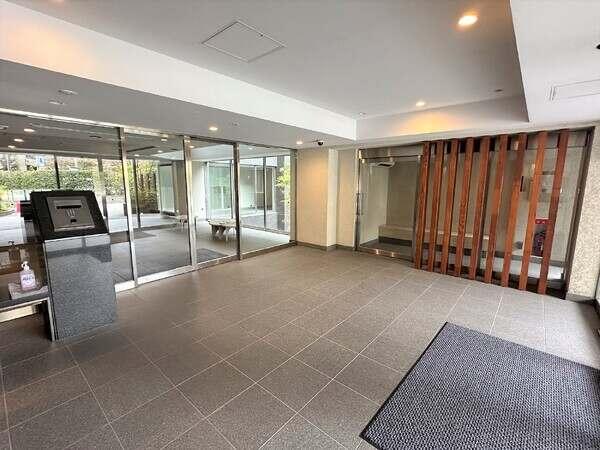 【風除室】機械式駐車場の出し入れの際のお待ちいただくスペースとして待合室もございます。