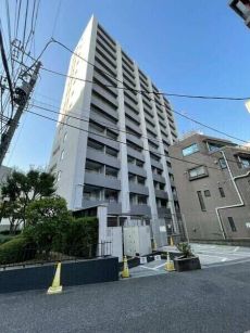 東京メトロ「代々木公園」駅徒歩2分、小田急線「代々木八幡」駅徒歩2分の立地