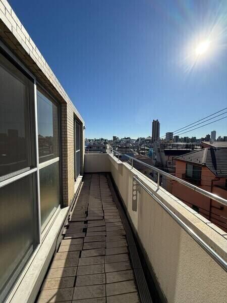 4階建4階部分に位置します。陽当り・通風・眺望良好な南西向きバルコニー。心地よい空間です。