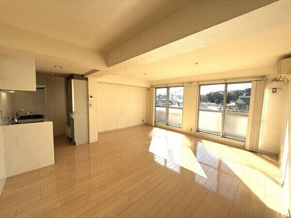 ゆとりある広さのLDKです。陽光が差し込む明るい空間で、のびのびと過ごすことができそうです。