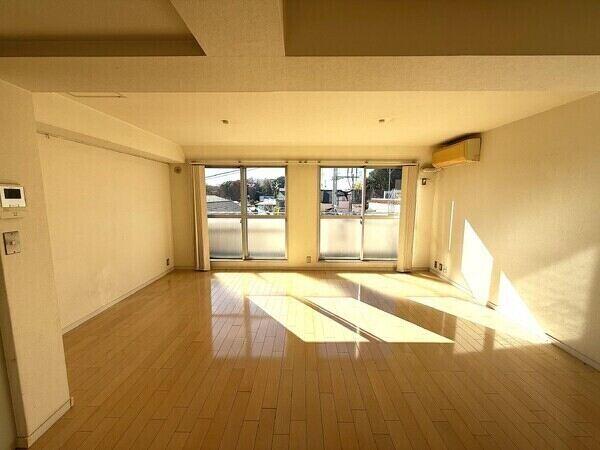 様々なインテリアと調和するシンプルな内装です。お好みの空間作りを楽しむことができそうです。