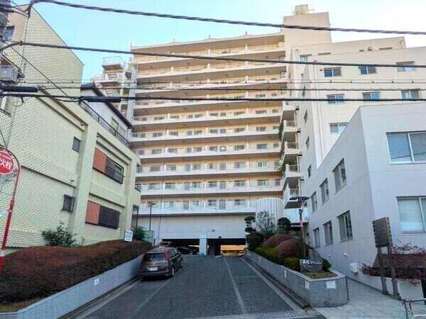 東京メトロ日比谷線「広尾」駅徒歩9分他、複数沿線利用可能な好立地。当該住戸は12階建の3階部分です。