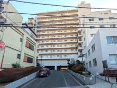 東京メトロ日比谷線「広尾」駅徒歩9分他、複数沿線利用可能な好立地。当該住戸は12階建の3階部分です。