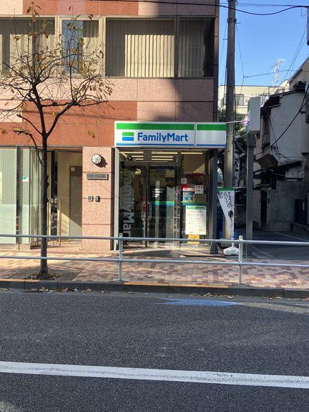 ファミリーマート新宿荒木町店 約60m