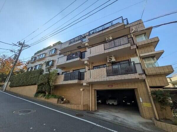 スーパーまで約90mの日常生活に便利な立地、近隣バス停より池上・馬込・大森方面へのアクセス良好