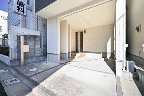 前面道路は幅員約6m。道路と敷地の段差も少なく、車やベビーカーなどの出入りがスムーズに行えます。