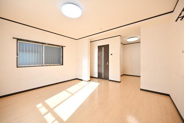 扉の側に壁で隠れるスペースがあり、LDから見えにくいため、掃除機やゴミ箱を置いたりと活用できます。