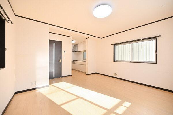 キッチンは作業に集中しやすい壁付けタイプ。キッチンに窓があるため、お料理中の換気もスムーズです。